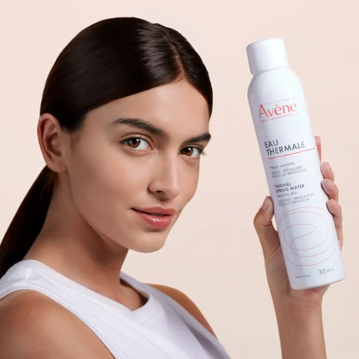 Eau thermale Avène tenue par une mannequin