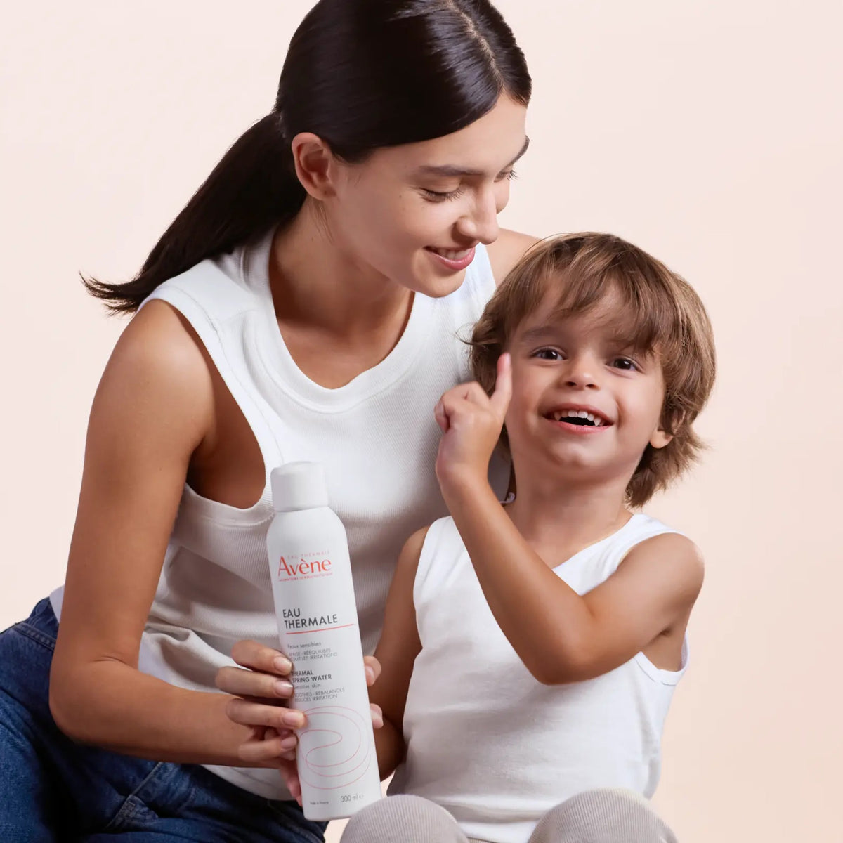Eau thermale Avène avec une mère et son enfant