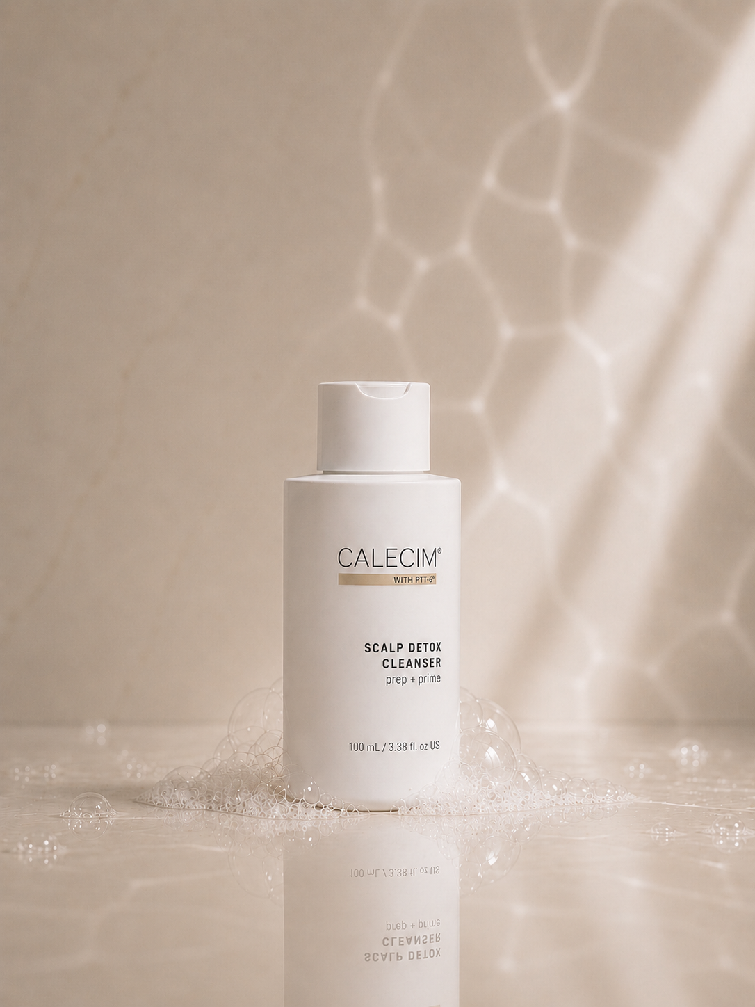 Shampooing exfoliant Calecim Professional Scalp Detox Cleanser 100 ml sur une surface de marbre, avec éclaboussures d’eau et rayons de soleil