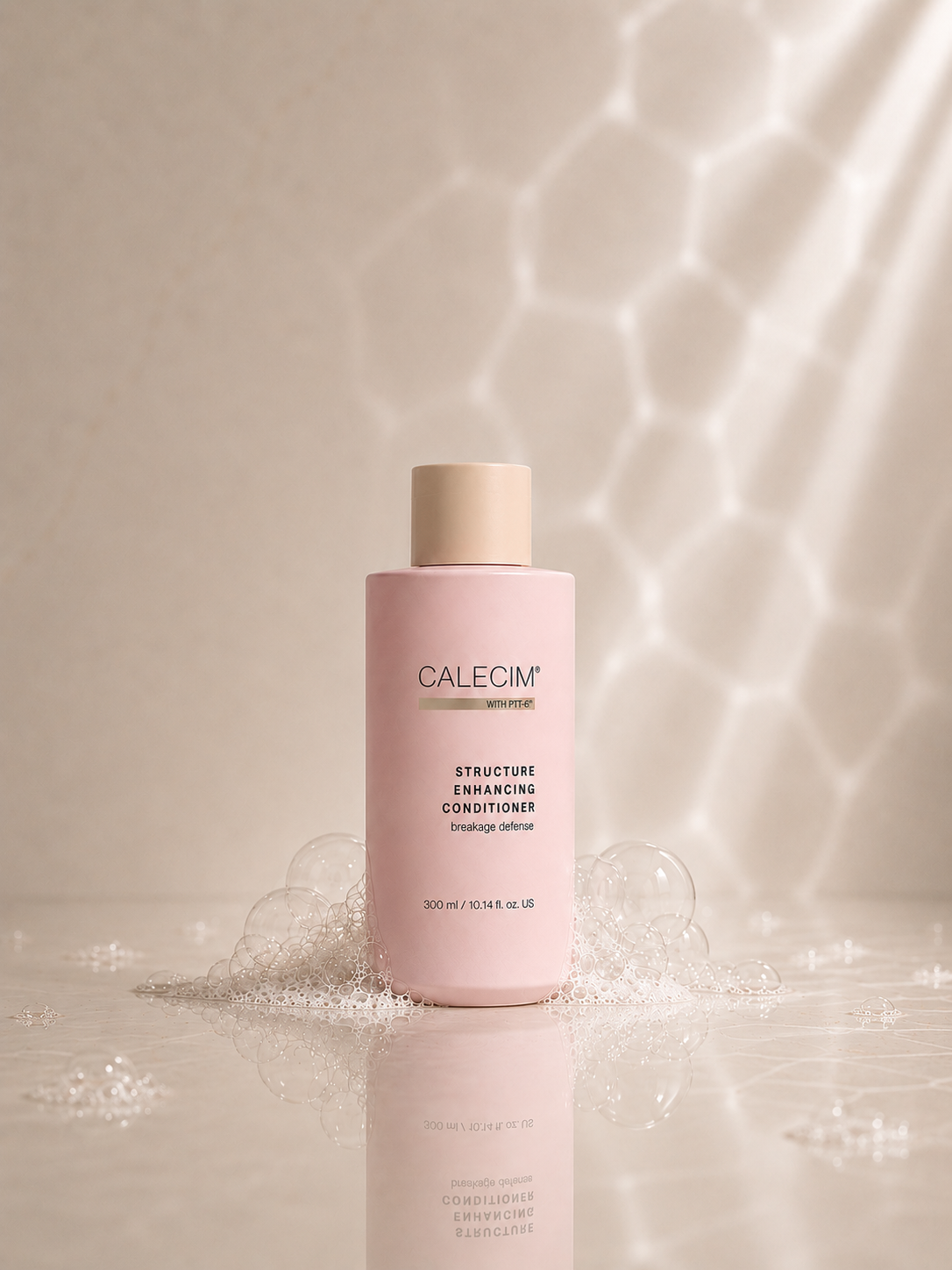 Revitalisant Calecim Professional Structure Enhancing Conditioner 300 ml sur une surface de marbre, avec éclaboussures d’eau et rayons de soleil