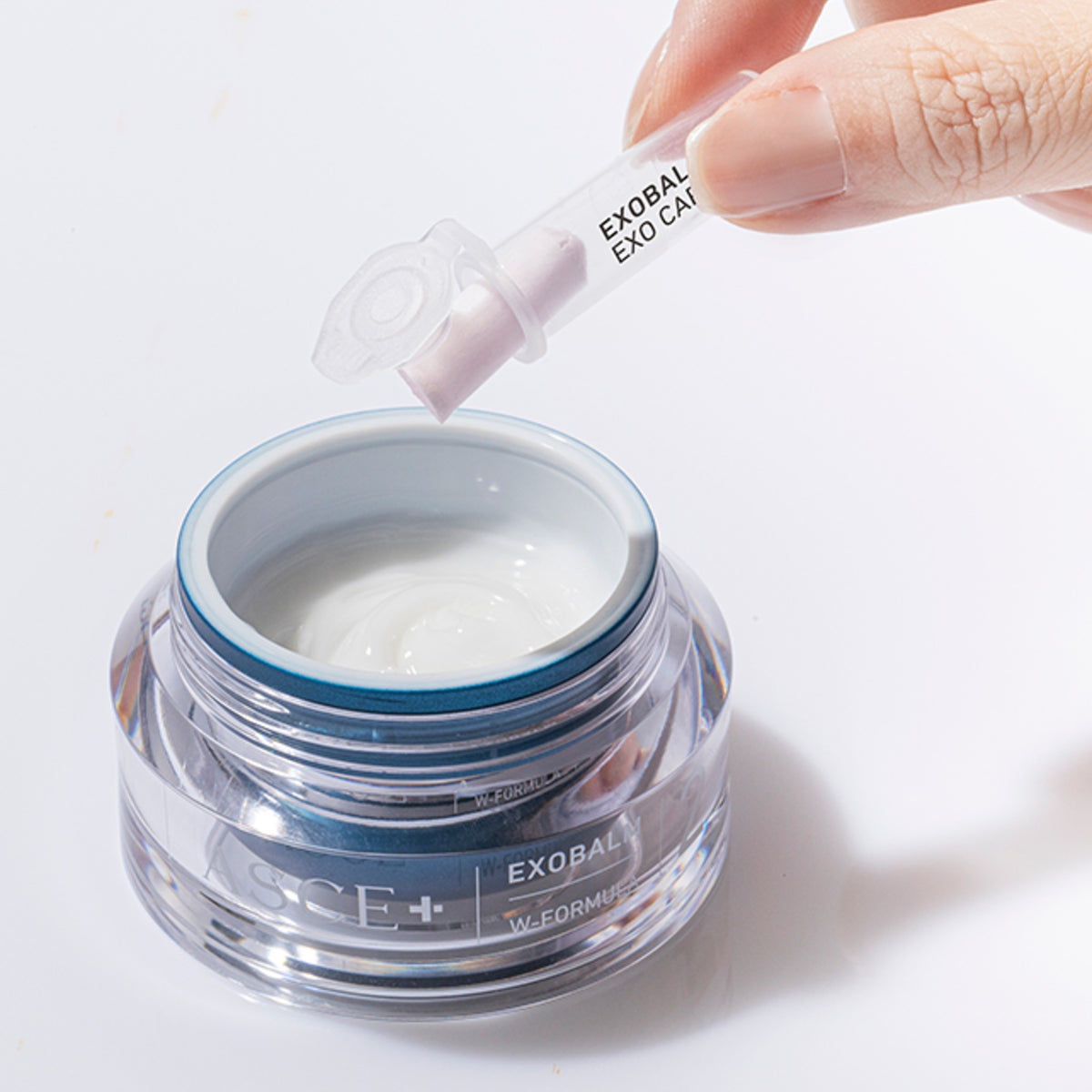 Utilisation d'ASCEplus ExoBalm : ajouter l'EXO Capsule au baume W-Formula avant la première utilisation