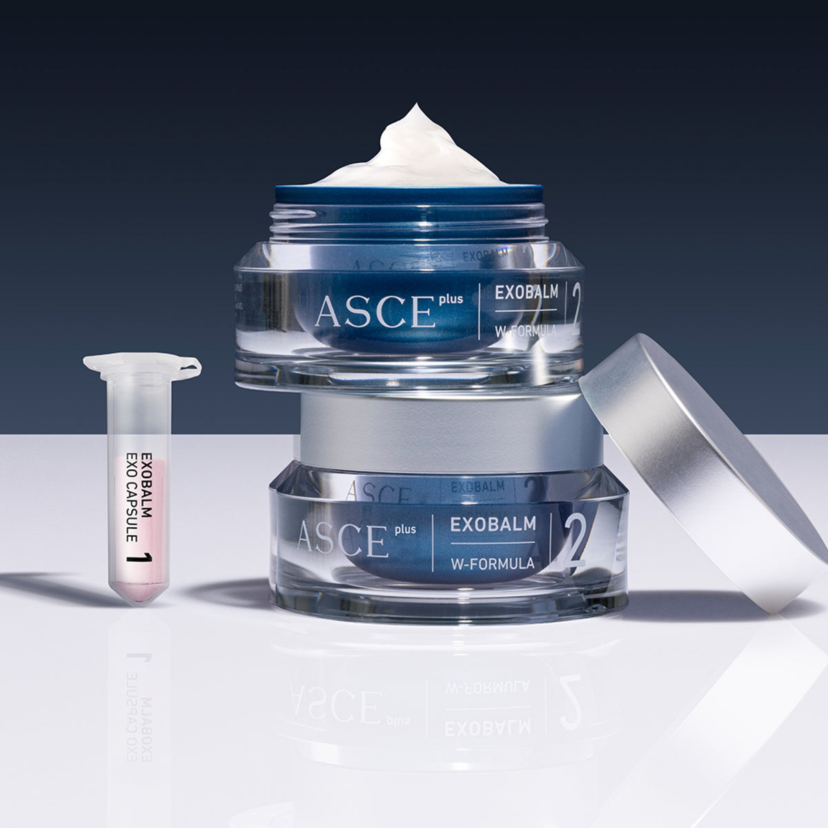 Pot ouvert d'ASCEplus ExoBalm montrant la texture du baume, avec l'EXO Capsule