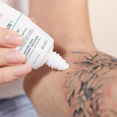 Avène Cicalfate+ Soin hydratant restaurateur post-acte appliqué sur un tatouage