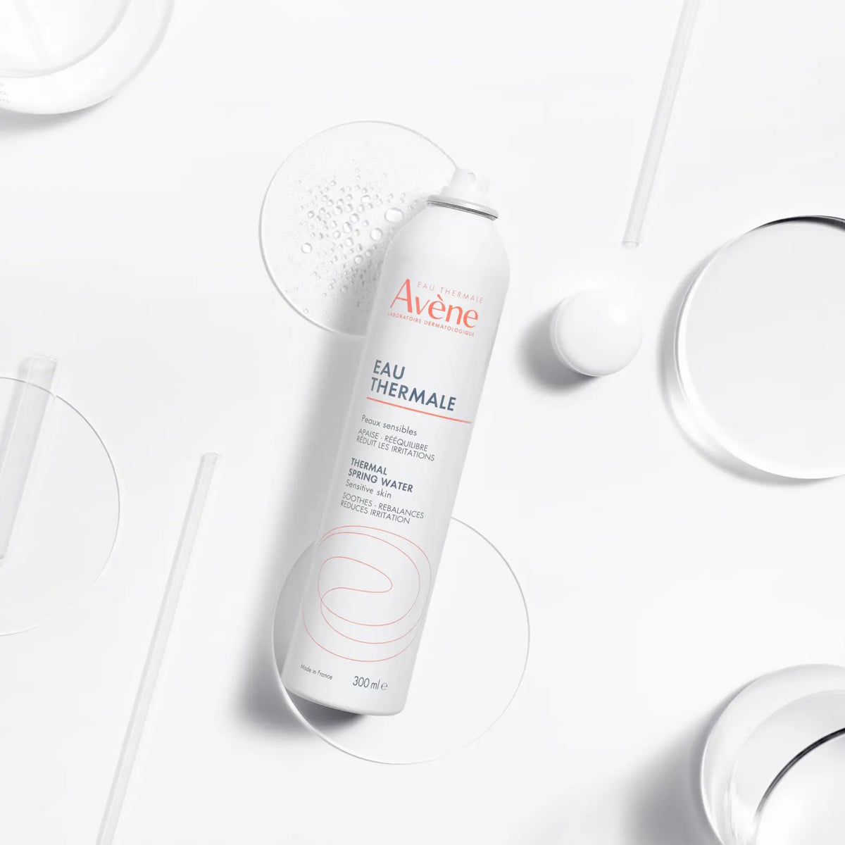 Eau thermale Avène sur une mise en scène blanche
