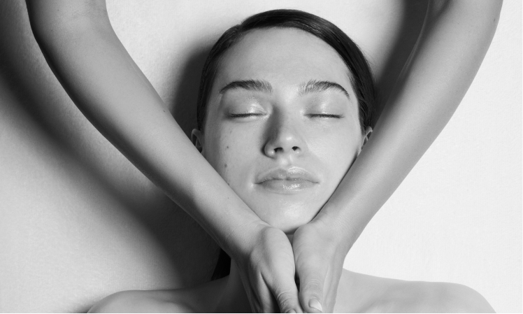 Massage du visage Valmont au niveau de la mâchoire et du cou