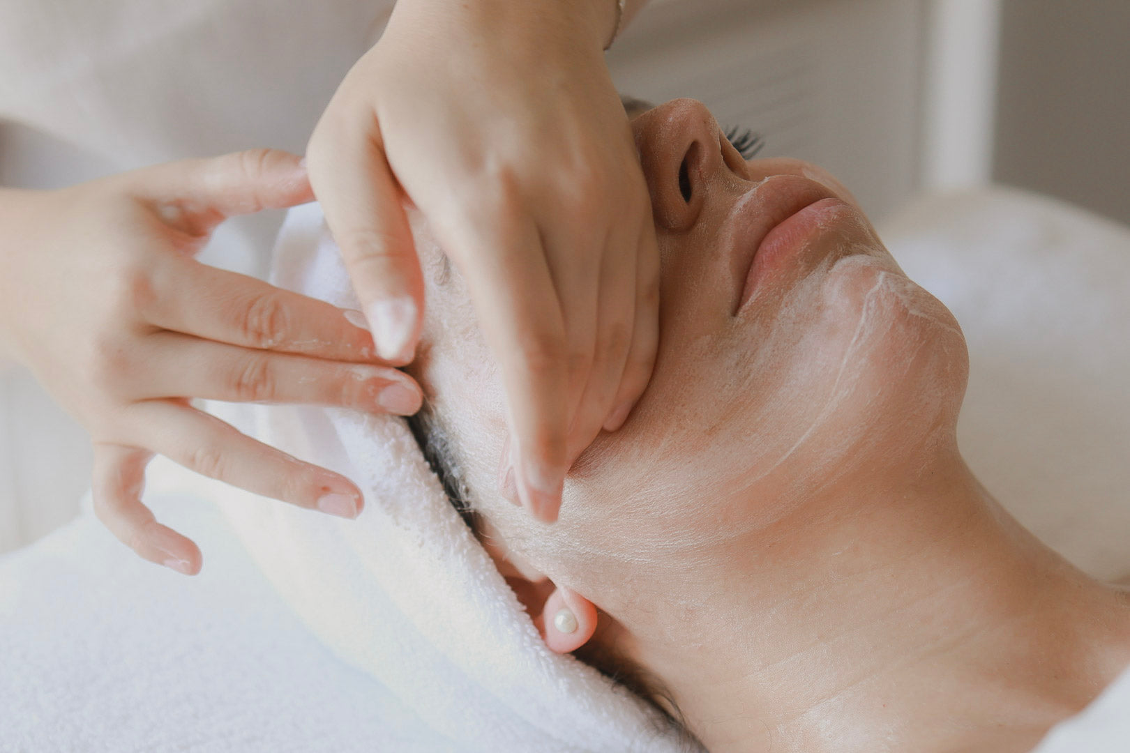 Massage délicat du visage pendant un soin chez Loshen &amp; Crem