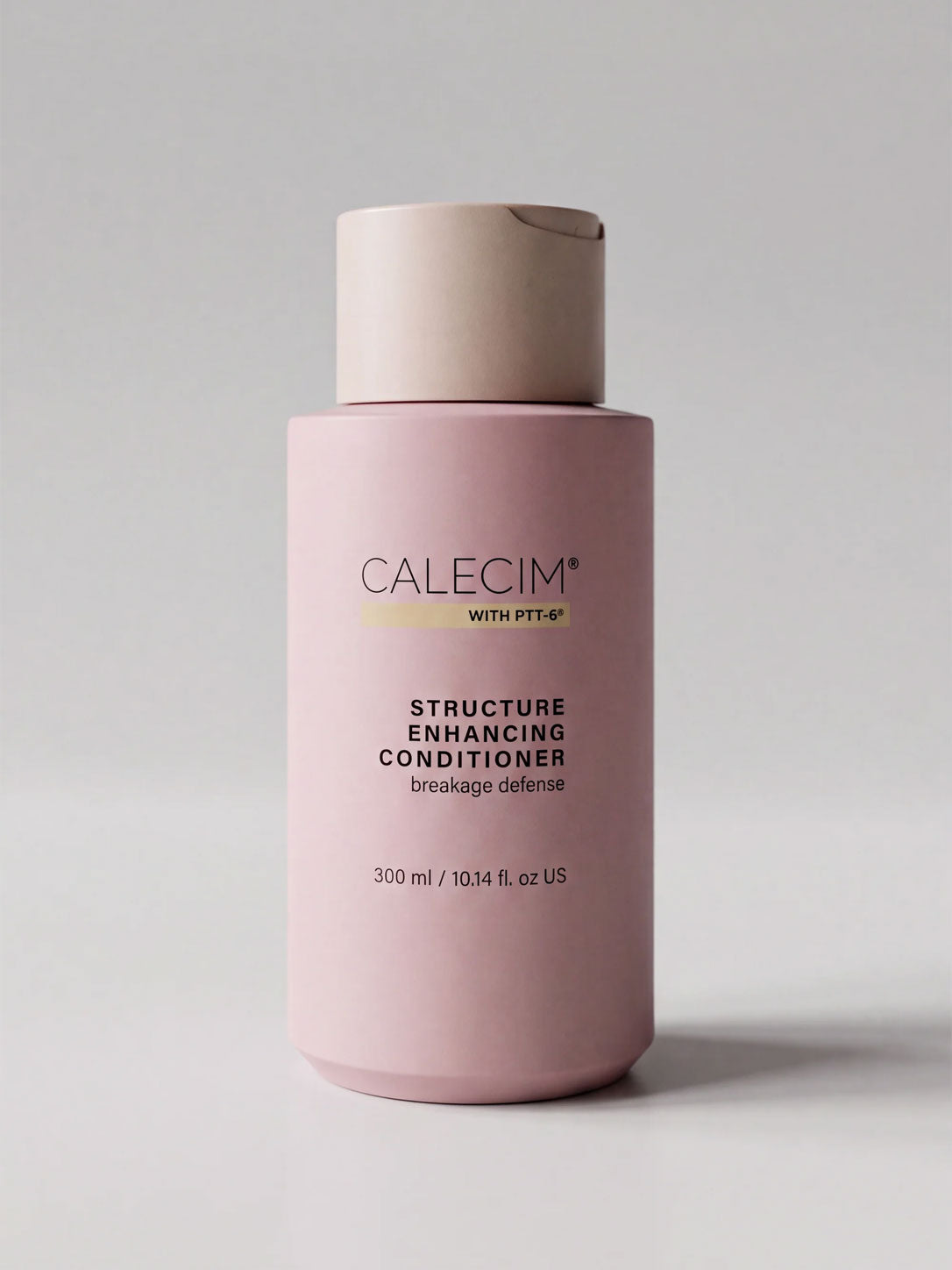 Revitalisant Calecim Professional Structure Enhancing Conditioner 300 ml, flacon sous un éclairage doux de studio