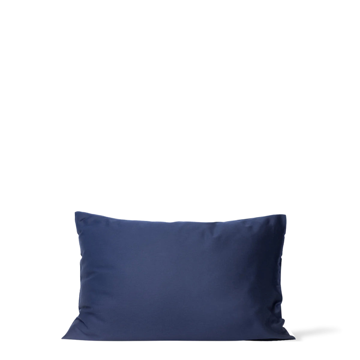 Taie d’oreiller Clean Sleep Clean Skin Club, marine, sur un oreiller, sur fond blanc