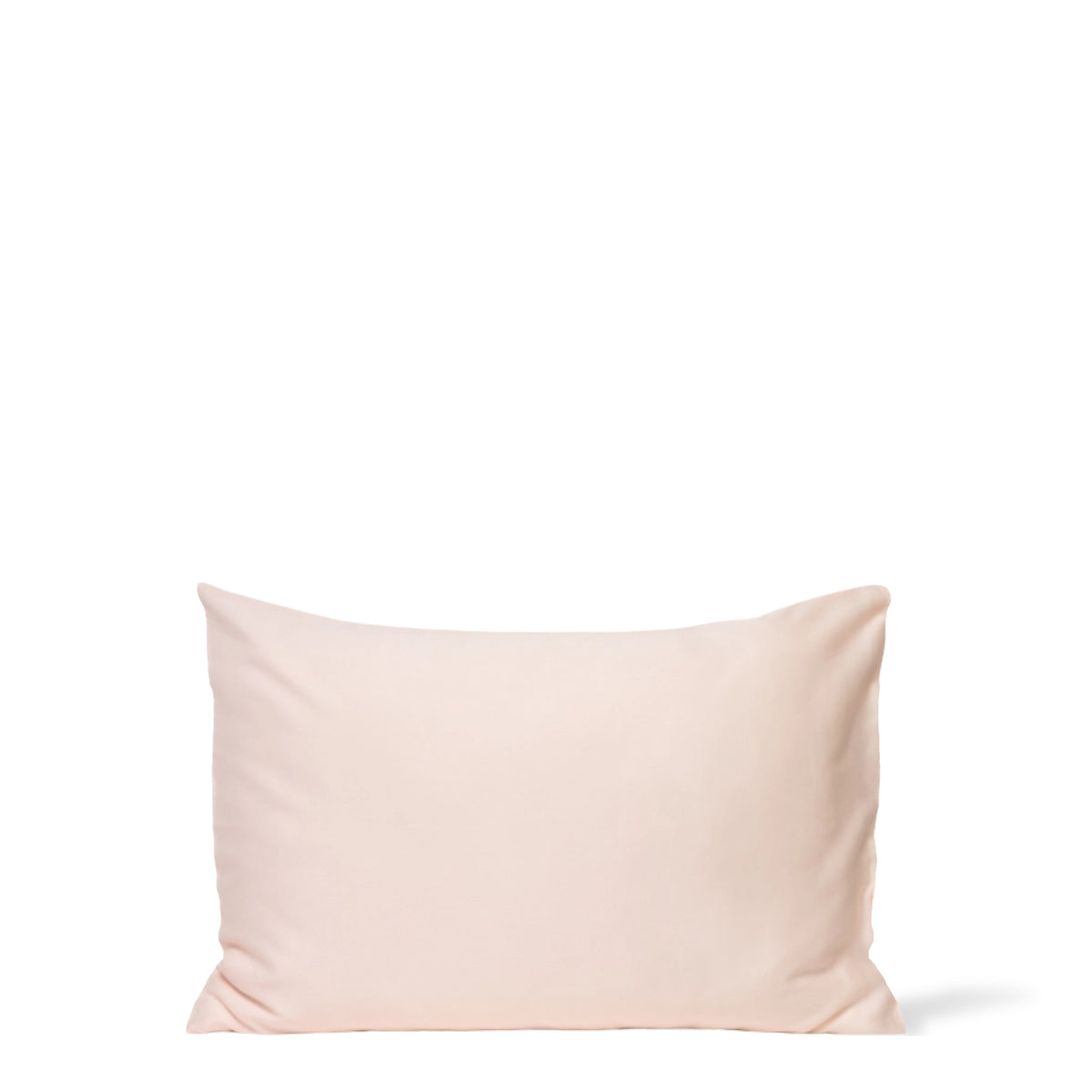 Taie d’oreiller Clean Sleep Clean Skin Club, rose, sur un oreiller, sur fond blanc