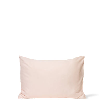 Taie d’oreiller Clean Sleep Clean Skin Club, rose, sur un oreiller, sur fond blanc