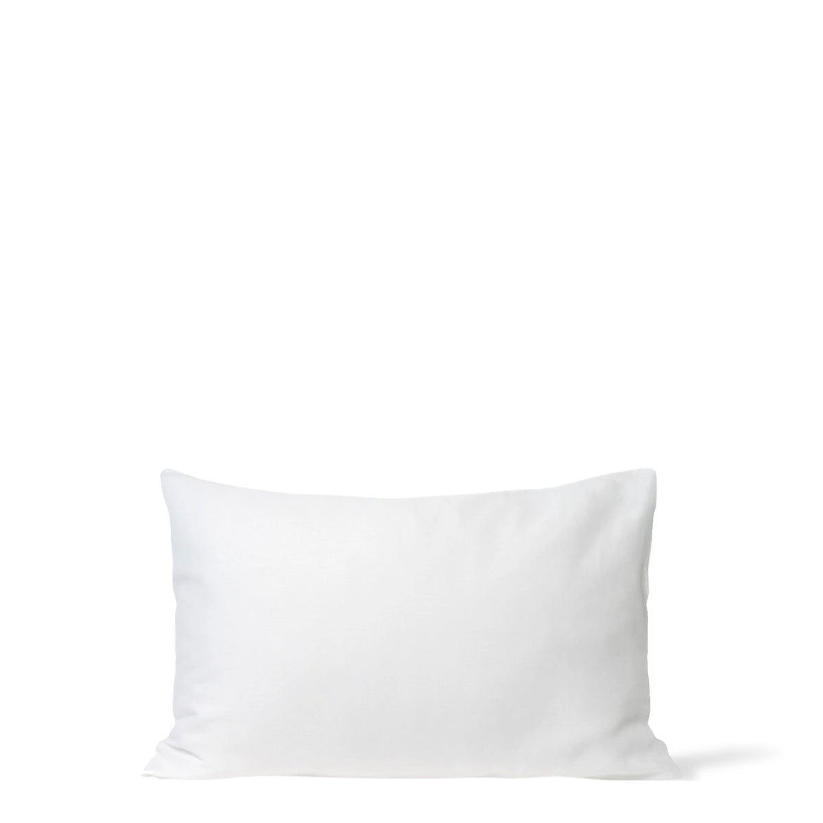 Taie d’oreiller Clean Sleep Clean Skin Club, blanche, sur un oreiller, sur fond blanc