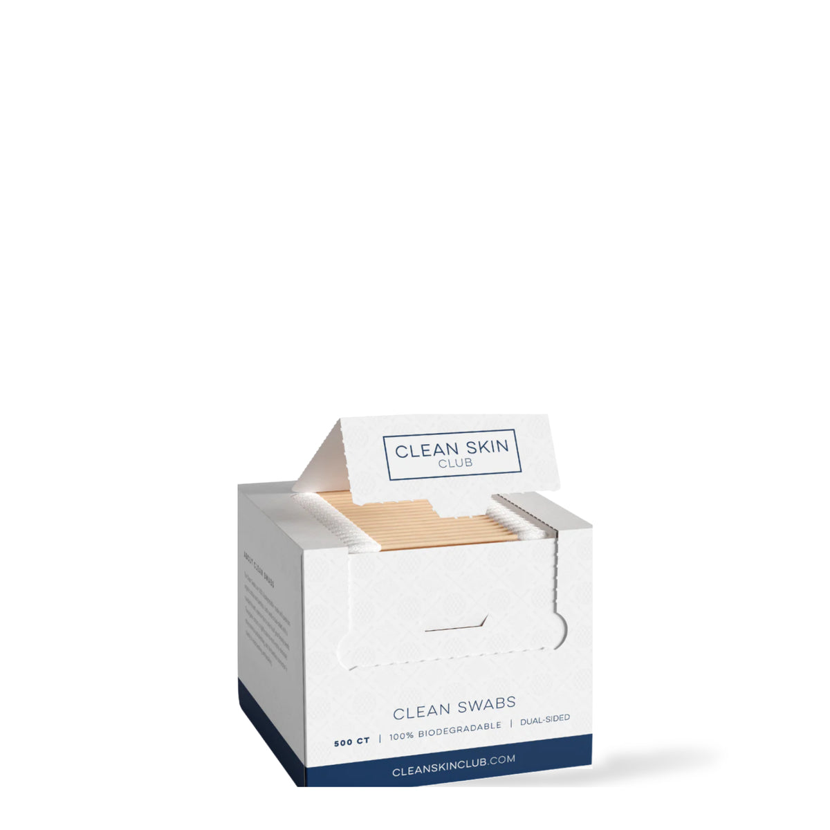 Cotons-tiges Clean Swabs Clean Skin Club, boîte ouverte de 500 cotons-tiges en bambou, sur fond blanc