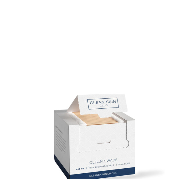 Cotons-tiges Clean Swabs Clean Skin Club, boîte ouverte de 500 cotons-tiges en bambou, sur fond blanc