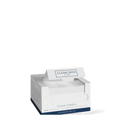 Serviettes pour le visage Clean Towels 25 Ct Clean Skin Club, boîte ouverte de serviettes blanches, sur fond blanc