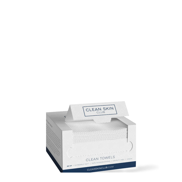 Serviettes pour le visage Clean Towels 25 Ct Clean Skin Club, boîte ouverte de serviettes blanches, sur fond blanc