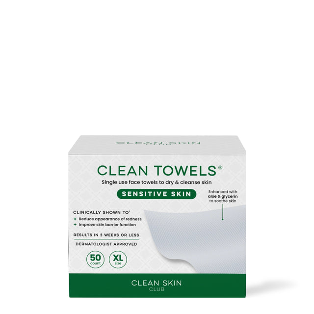 Serviettes pour le visage Clean Towels Peau sensible Clean Skin Club, boîte de 50 à bande verte, sur fond blanc