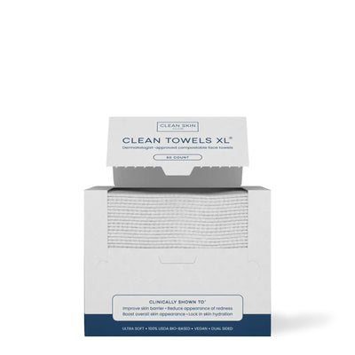 Serviettes pour le visage Clean Towels XL Original Clean Skin Club, boîte ouverte de 50 serviettes blanches, sur fond blanc