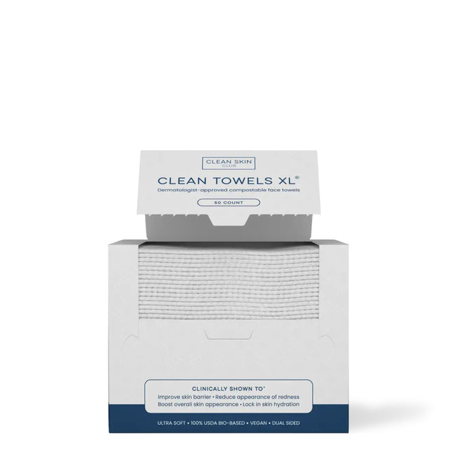 Serviettes pour le visage Clean Towels XL Original Clean Skin Club, boîte ouverte de 50 serviettes blanches, sur fond blanc