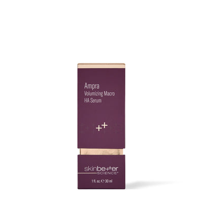 Boîte de 30 ml du Sérum volumisant Macro HA Ampra de Skinbetter Science, nouvel emballage plus étroit, vue de face sur fond blanc