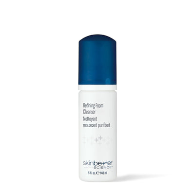 Flacon pompe de 148 ml du Nettoyant moussant affinant de Skinbetter Science, vue de face sur fond blanc