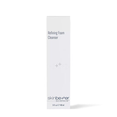 Boîte de 148 ml du Nettoyant moussant affinant de Skinbetter Science, vue de face sur fond blanc