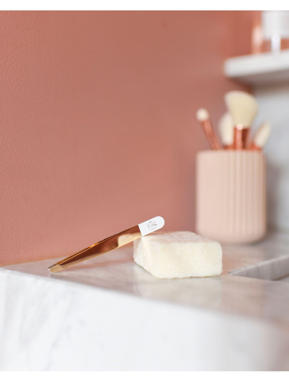 La pince à épiler – The Tweezer by Bachca | Tweezers | LOSHEN & CREM